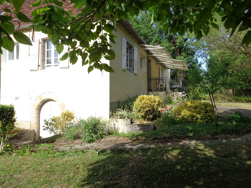 La petite maison près de la fontaine à La Chapelle-aux-Saints (Corrèze 19)