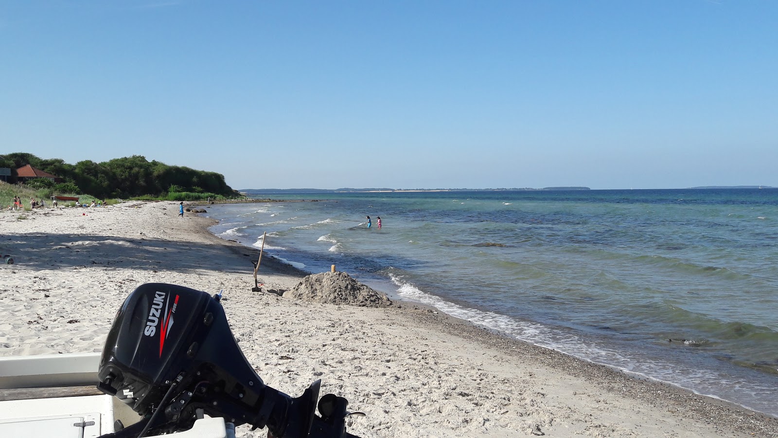 Dinestrup Beach的照片 带有碧绿色纯水表面
