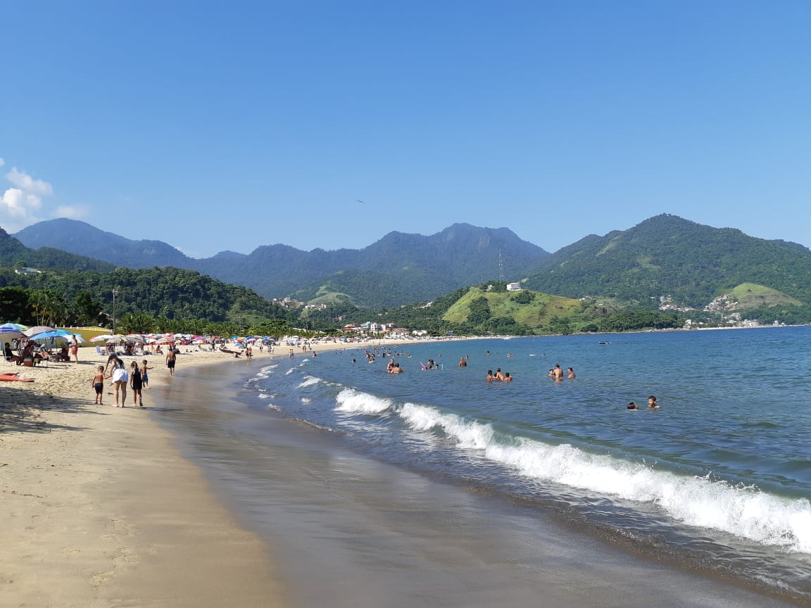 Foto von Garatucaia Strand mit feiner beiger sand Oberfläche