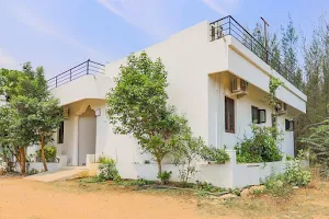 OYO 37093 Compact 1BHK Near Auroville image