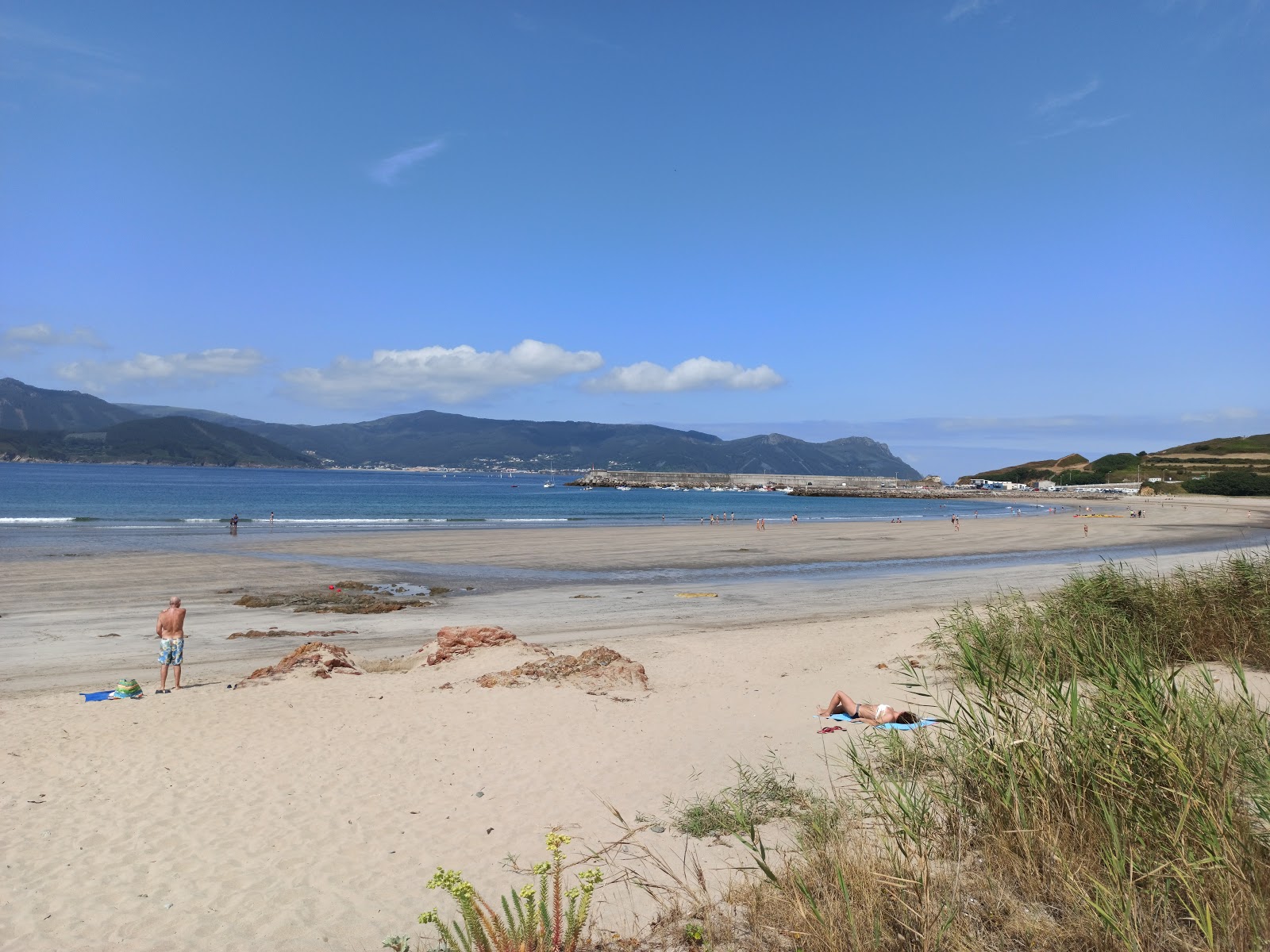 Foto de Praia de Espasante con brillante arena fina superficie