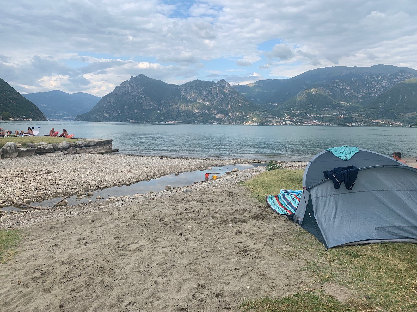 Φωτογραφία του Spiaggetta pubblica υποστηρίζεται από βράχους