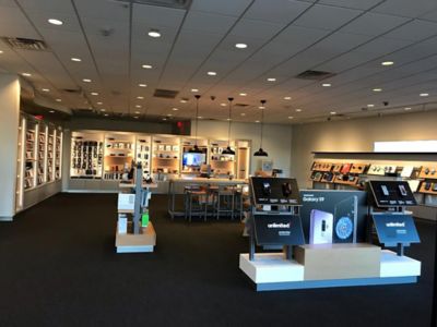 Cell Phone Store «Verizon», reviews and photos, 223 Indian Lake Blvd, Hendersonville, TN 37075, USA