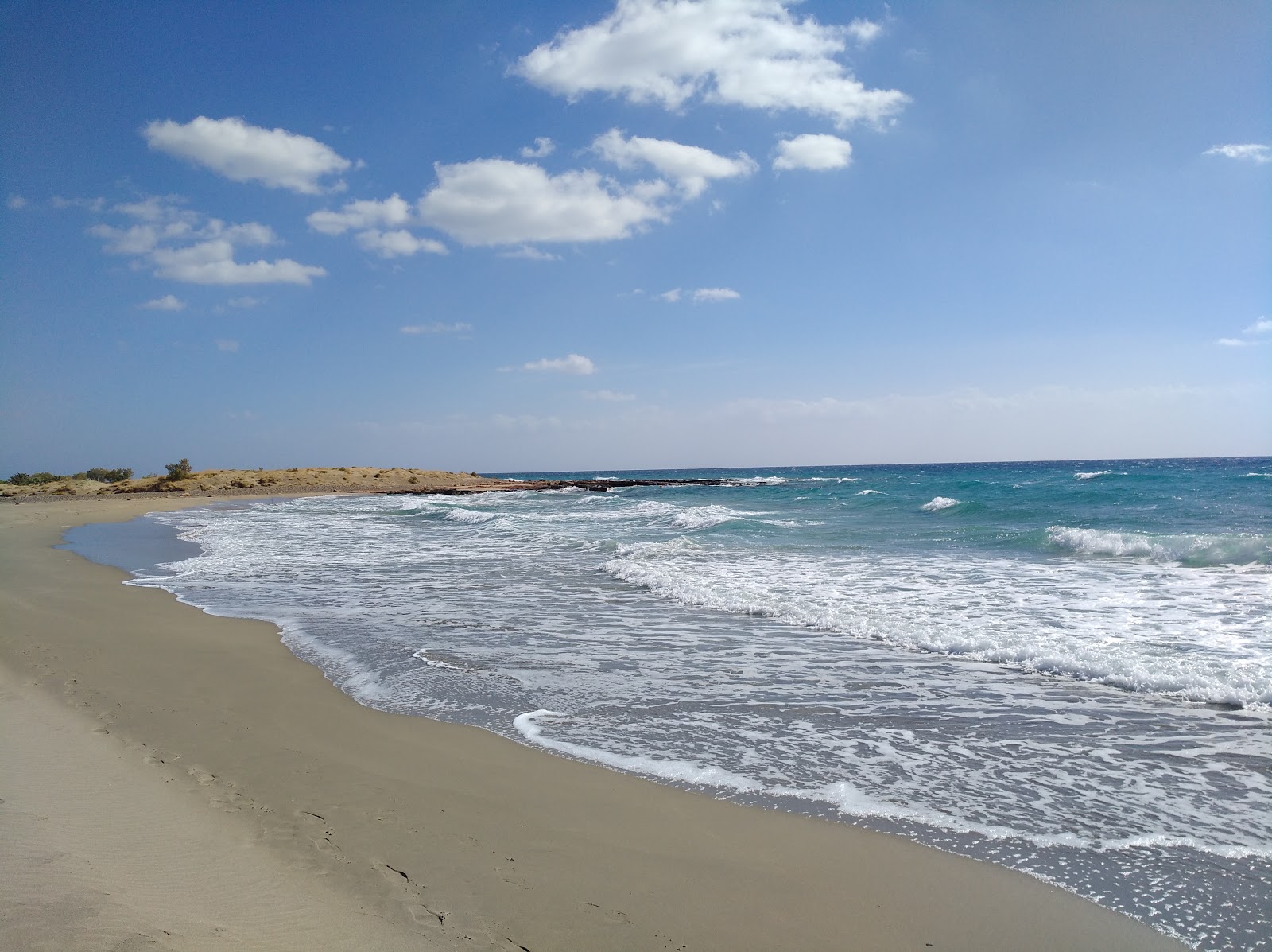 Foto von Alatsolimni beach mit lange bucht