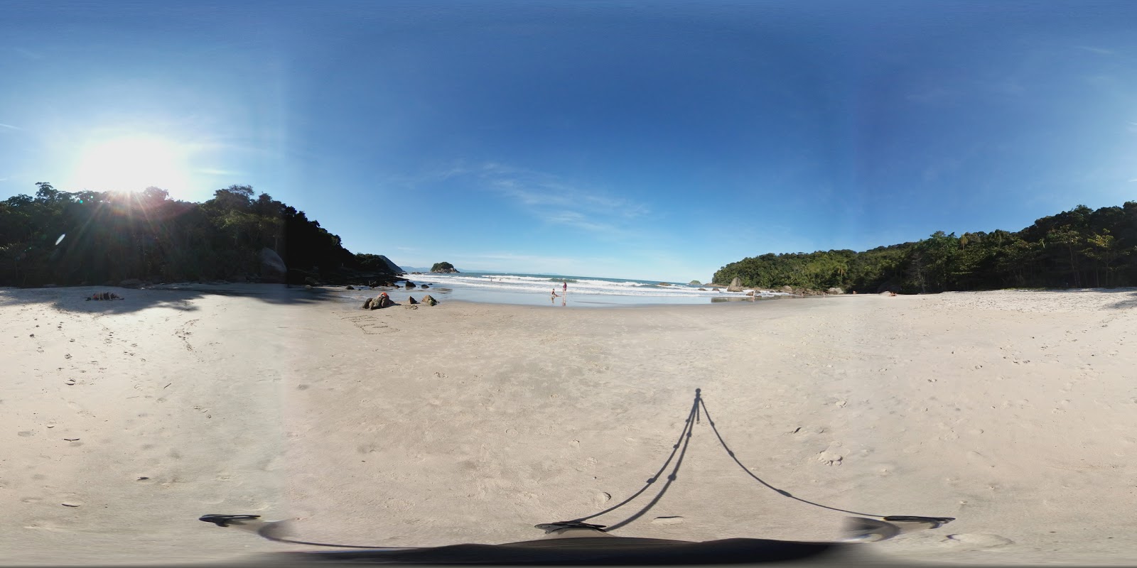Photo de Plage Noire entouré de montagnes