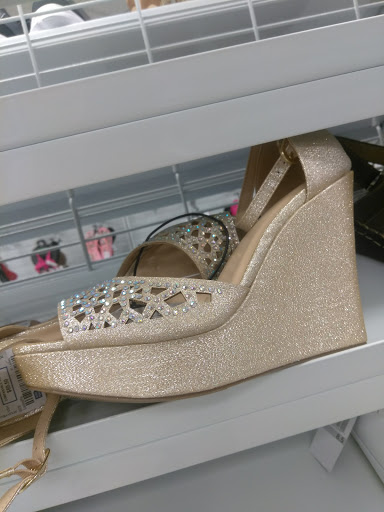 Shopping Mall «Cypress Plaza Shopping Center», reviews and photos, 6824 Katella Ave, Cypress, CA 90630, USA