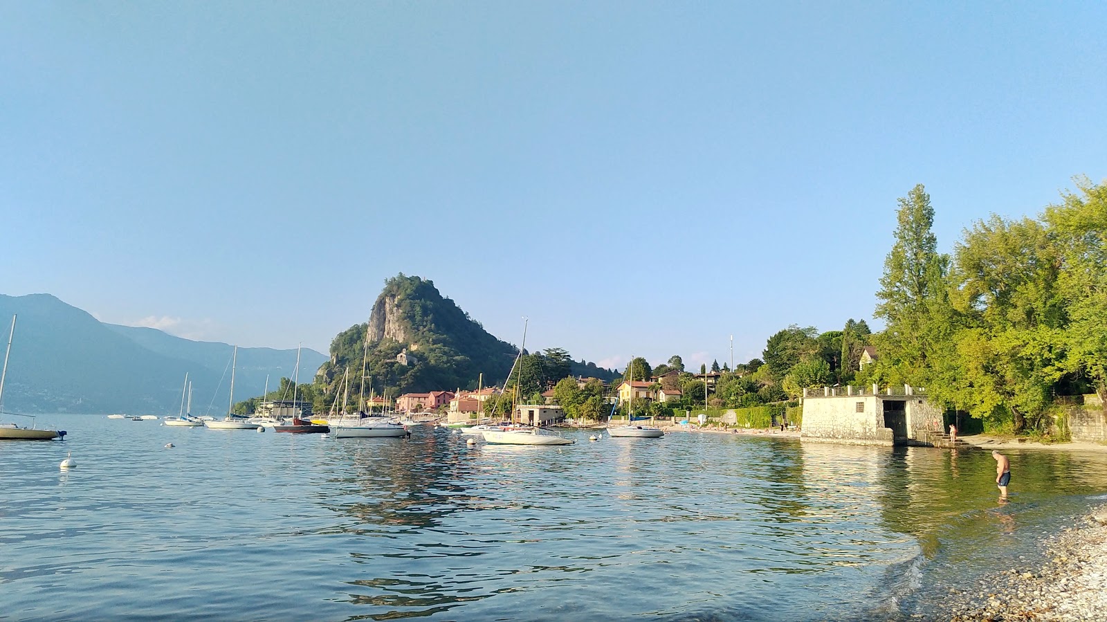 Foto von Spiaggia di Castelveccana mit eine gerade küstenlinie