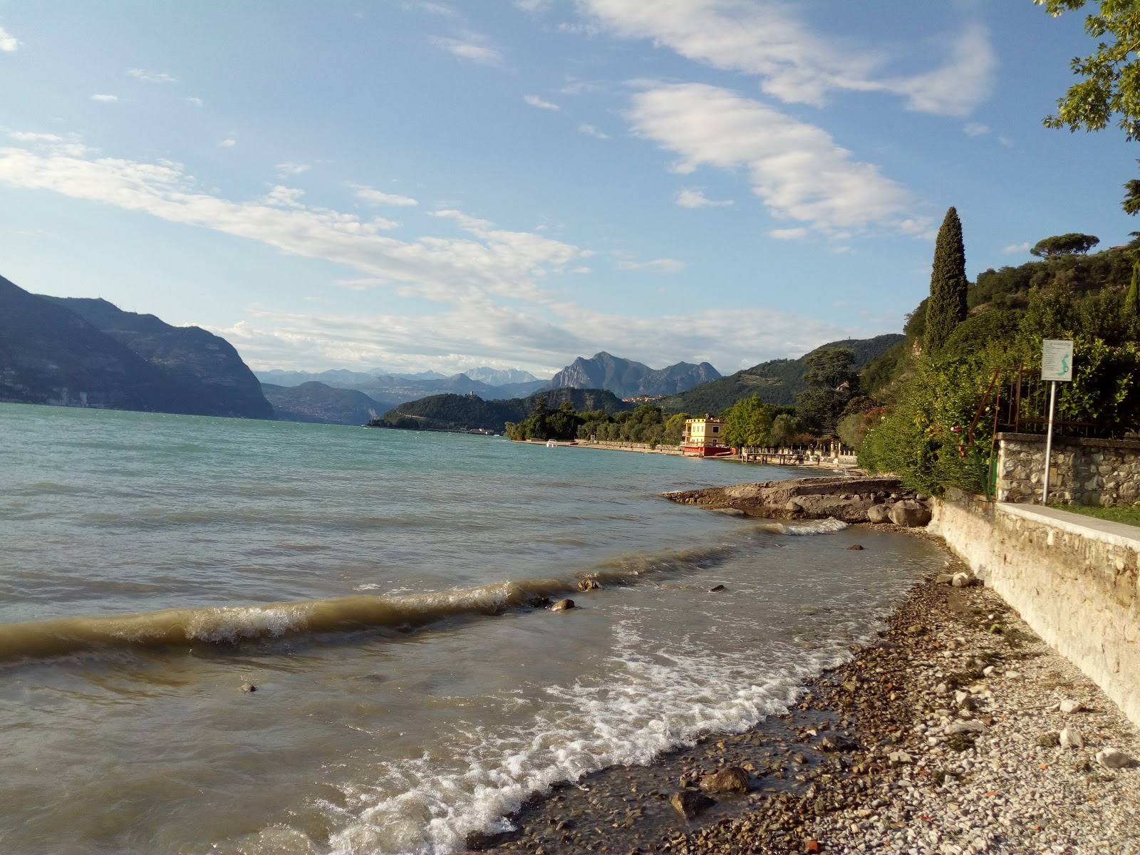 Foto von Spiaggia libera Pilzone und die siedlung