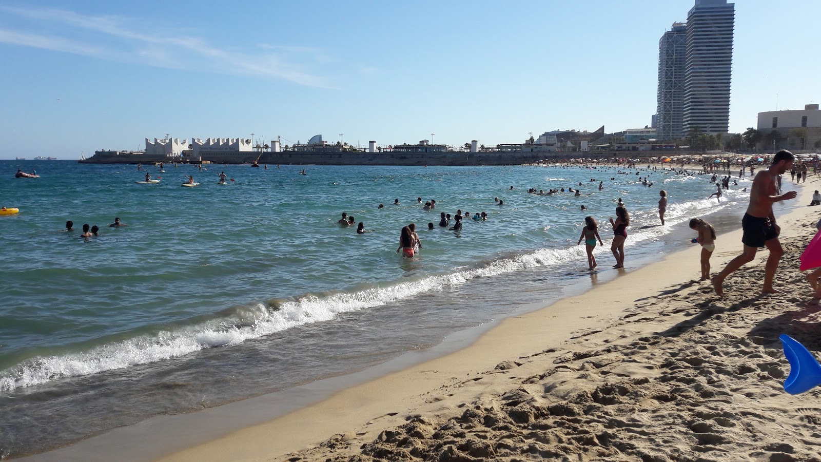 Valokuva Playa Barcelonaista. sisältäen tilava lahti