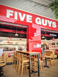 Atmosphère du Restaurant de hamburgers Five Guys à Saint-Herblain - n°8
