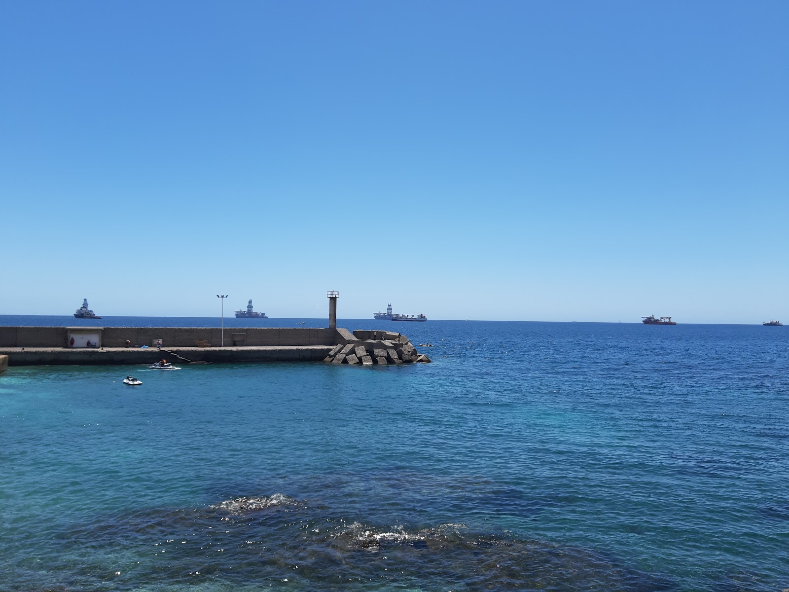 Playa del Muelle的照片 带有蓝色纯水表面