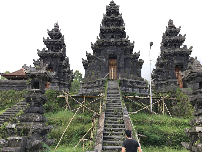 Pura Kayangan Jagat Taman Sari Giri Tohlangkir