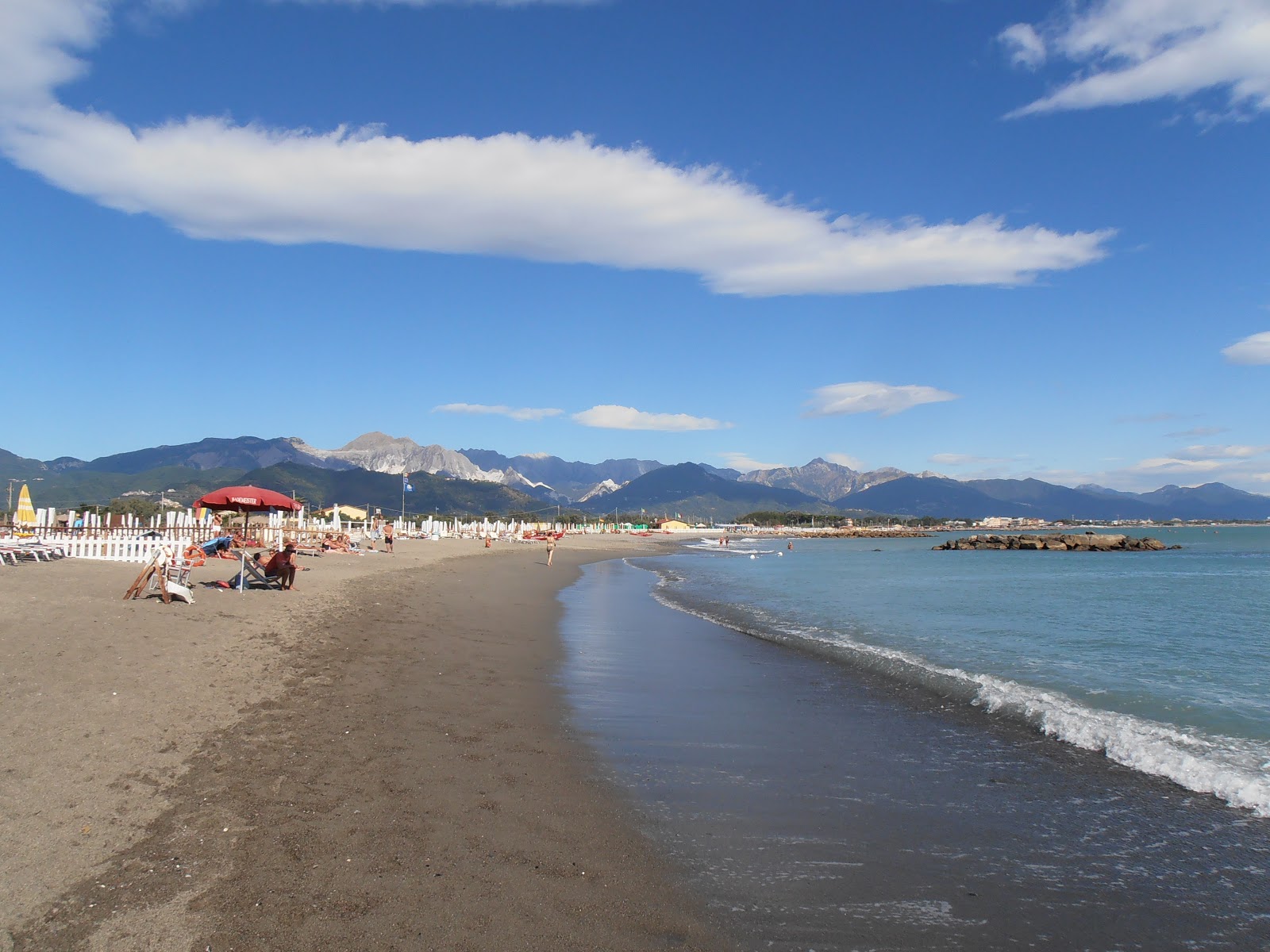 Foto av Spiaggia di Fiumaretta med brunsand yta