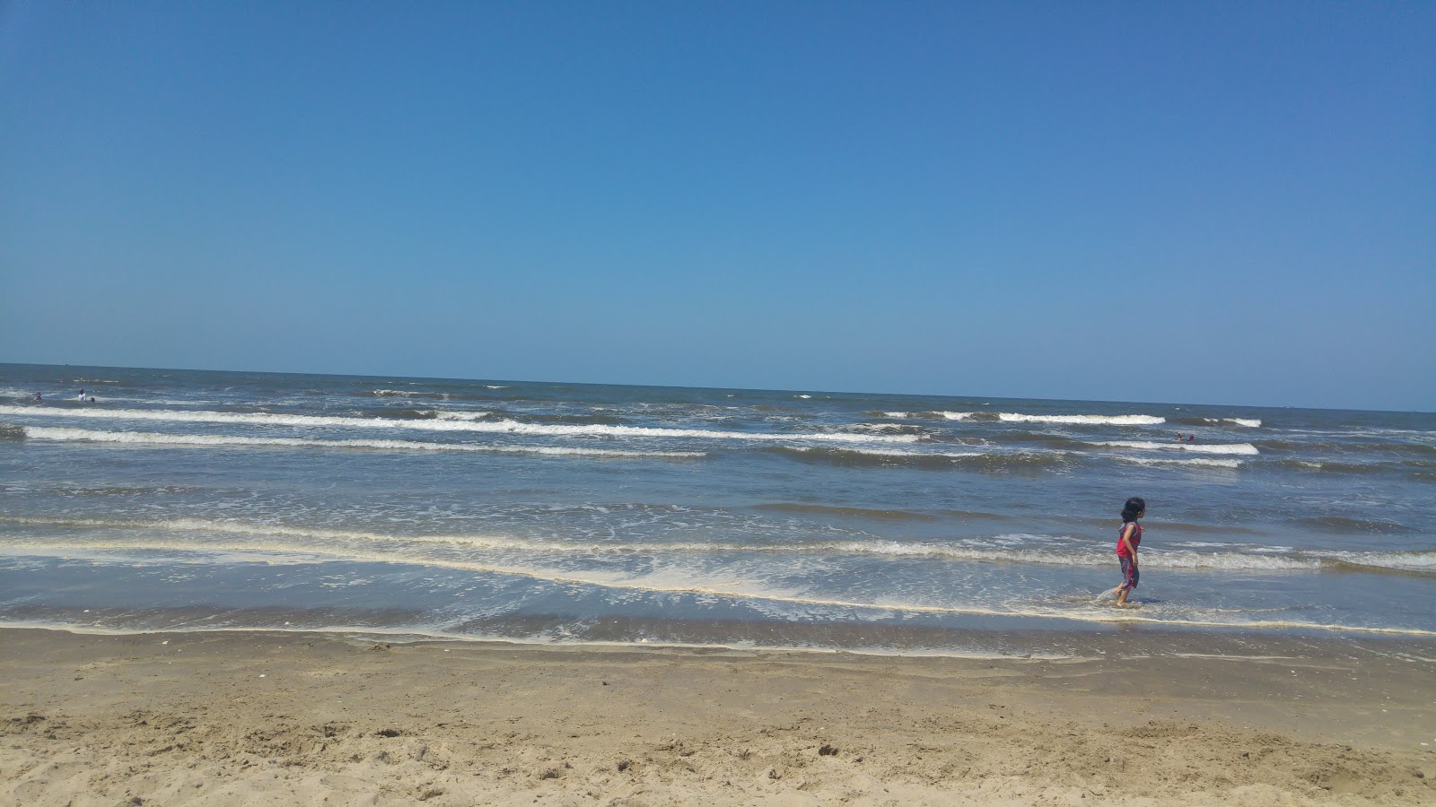 Foto av Umm Al-Ridha Beach med lång rak strand