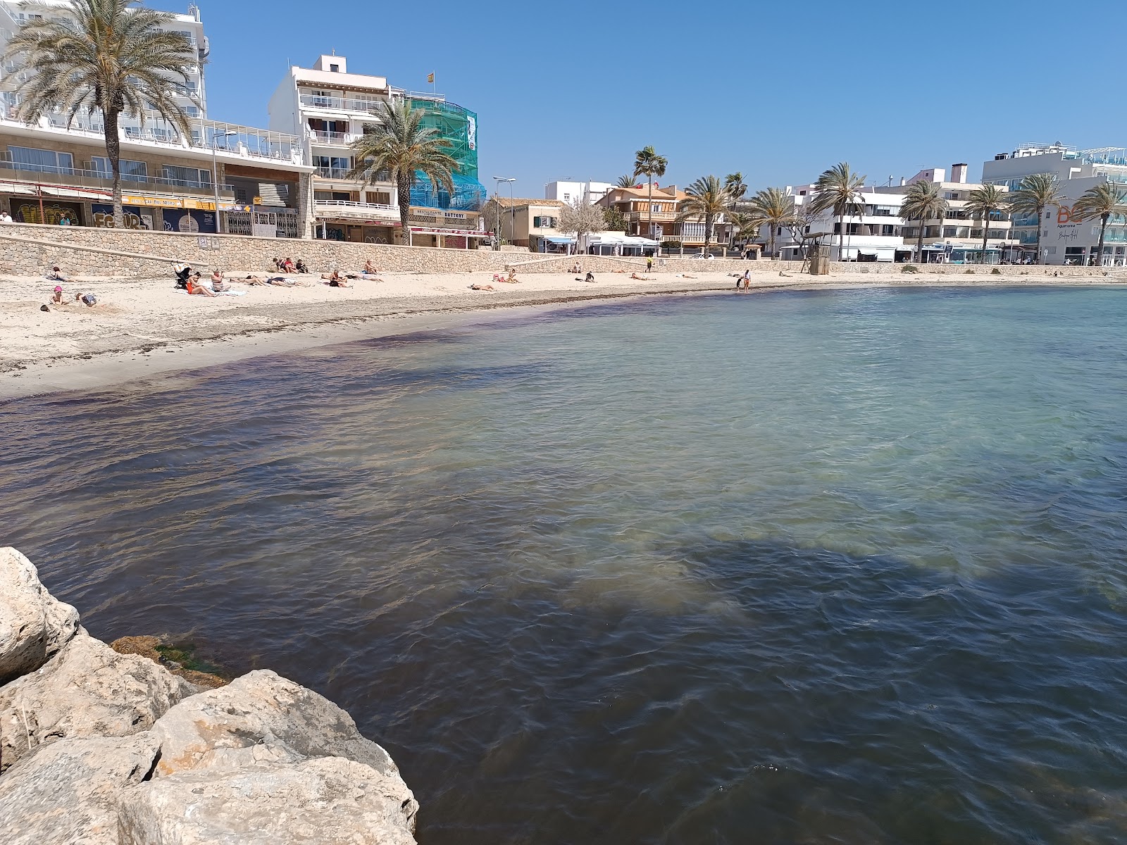 Foto van Cala Estancia met blauw puur water oppervlakte