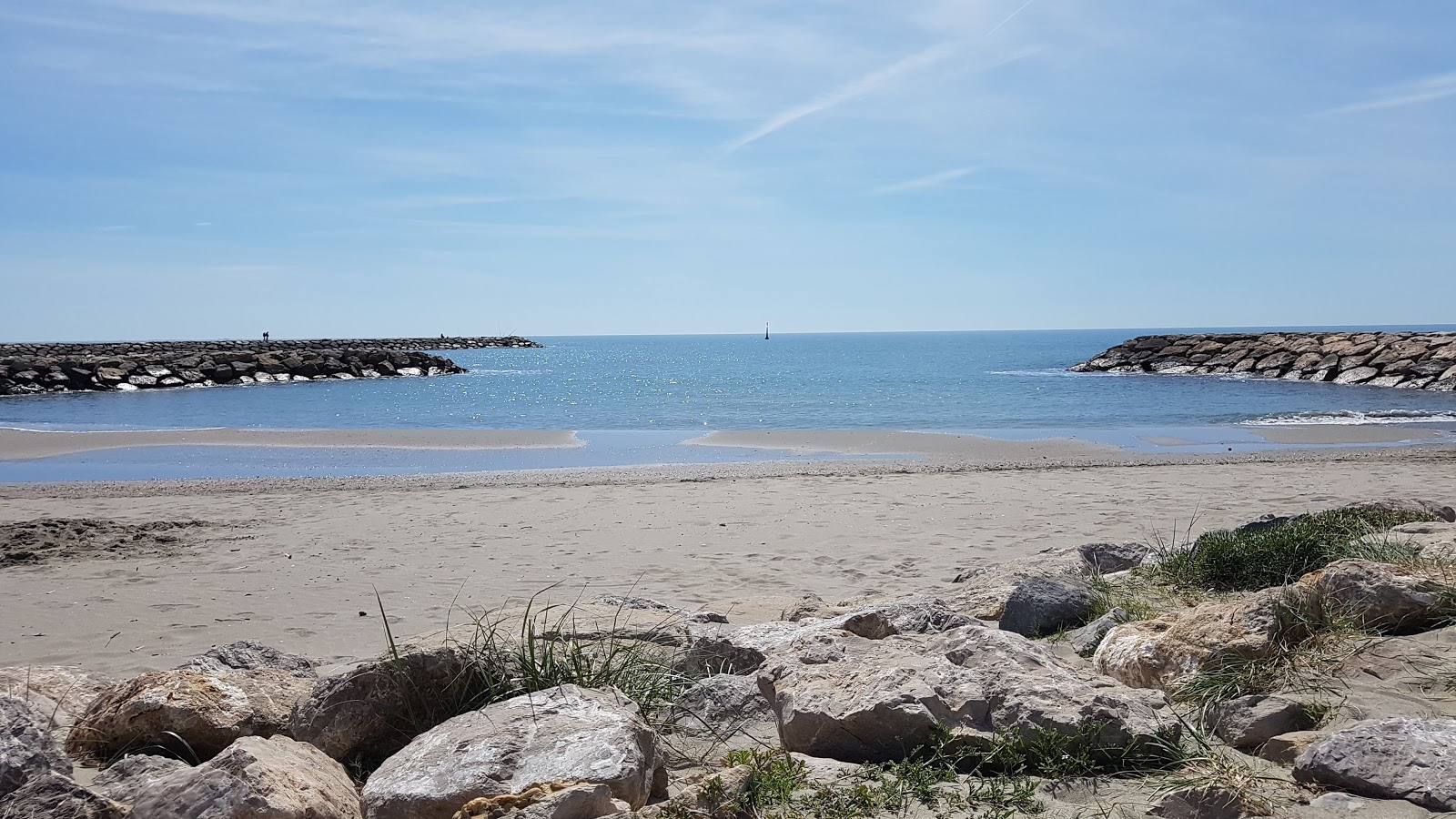 Foto de Le Grau-du-Roi beach com água turquesa superfície