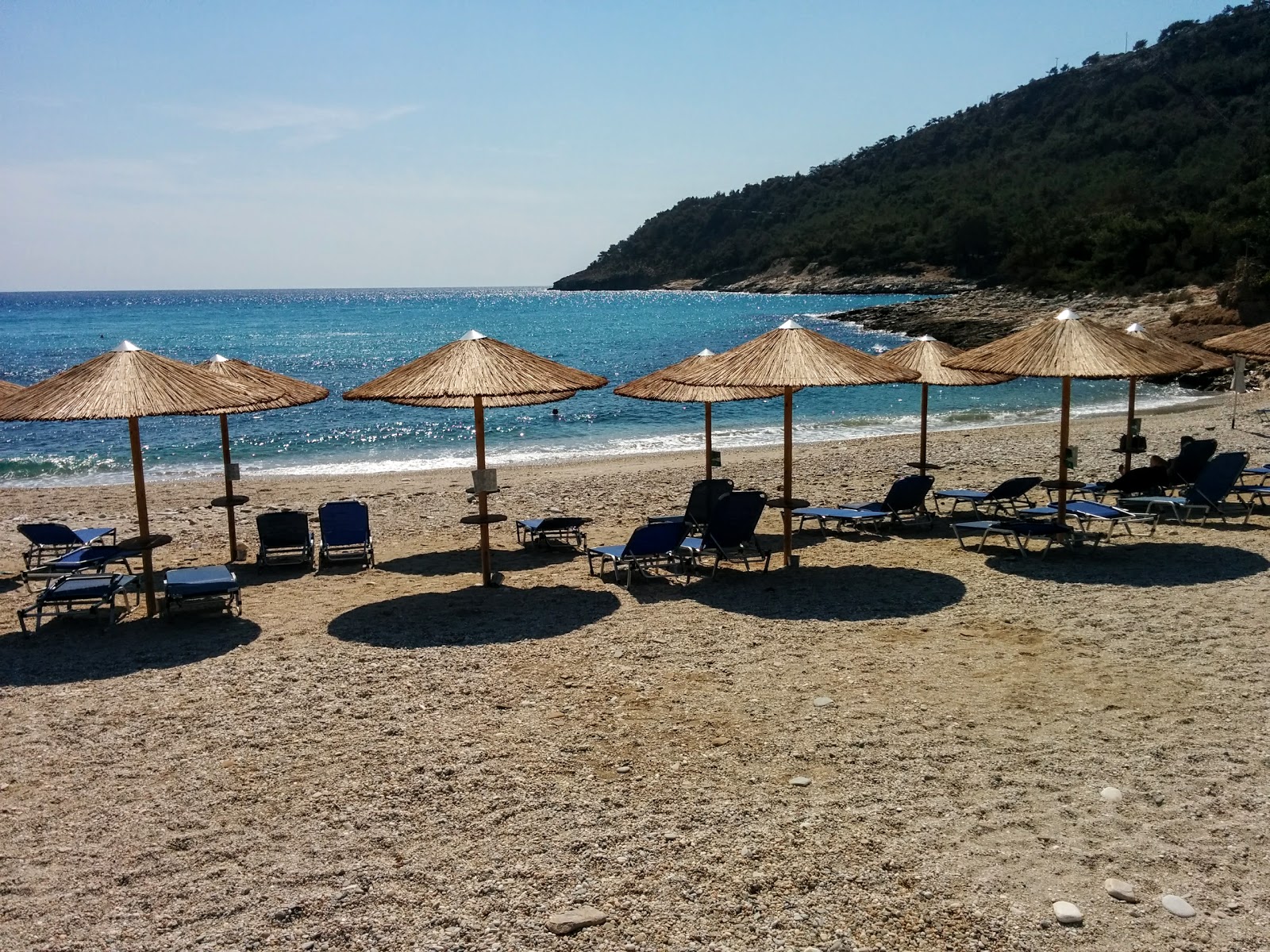 Zdjęcie Thymonia beach otoczony górami