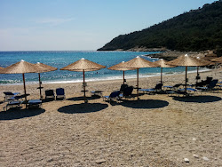 Photo de Thymonia beach entouré de montagnes