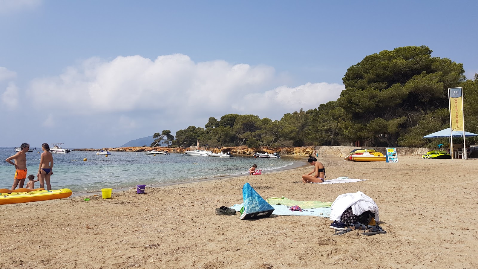 Playa Cala Pada'in fotoğrafı geniş ile birlikte