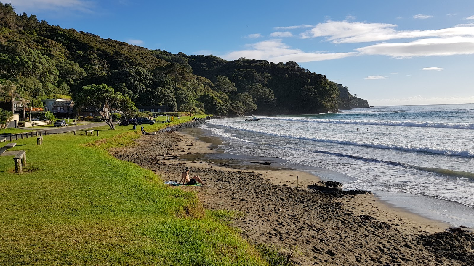 Foto av Taupo Bay Beach omgiven av klippor