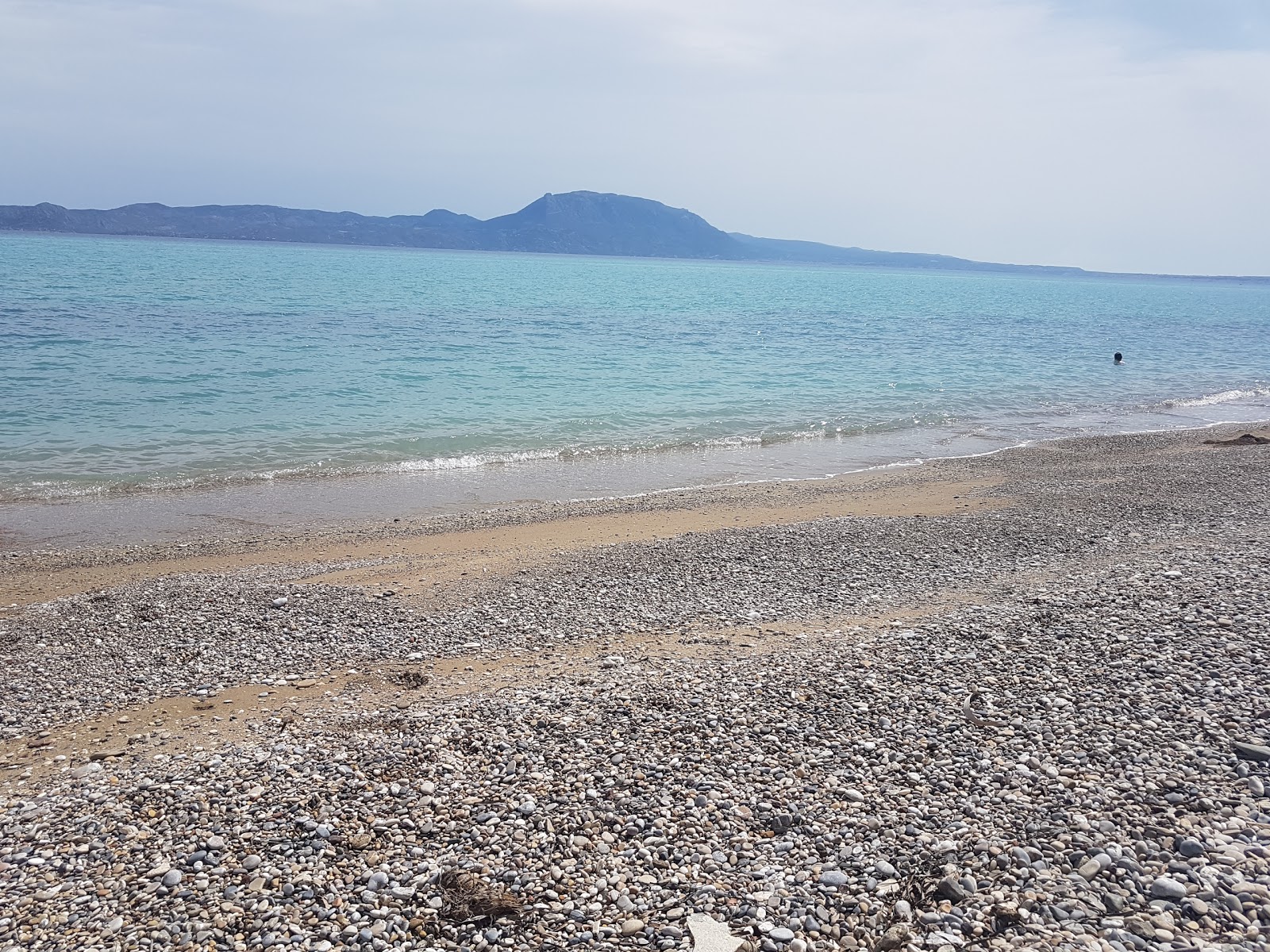 Foto de Kokkoni beach - lugar popular entre os apreciadores de relaxamento
