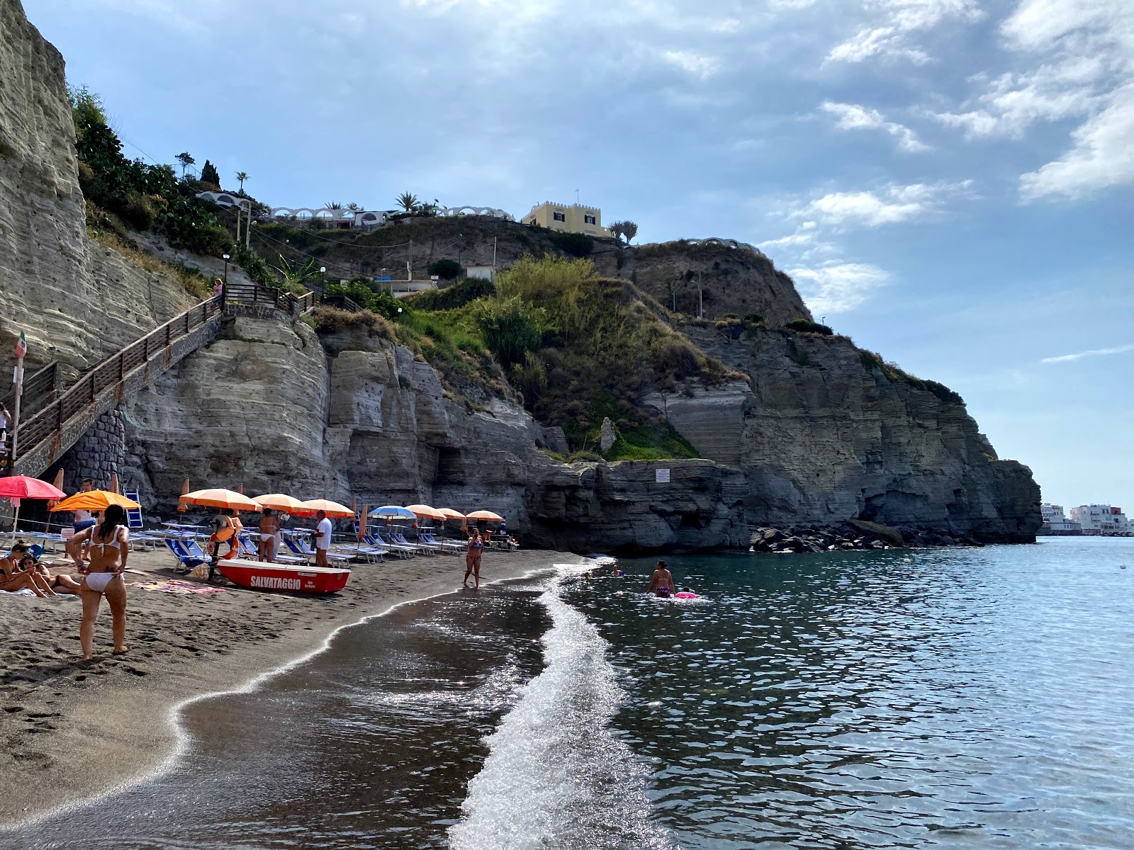 Foto von Spiaggia di Cava Grado und die siedlung