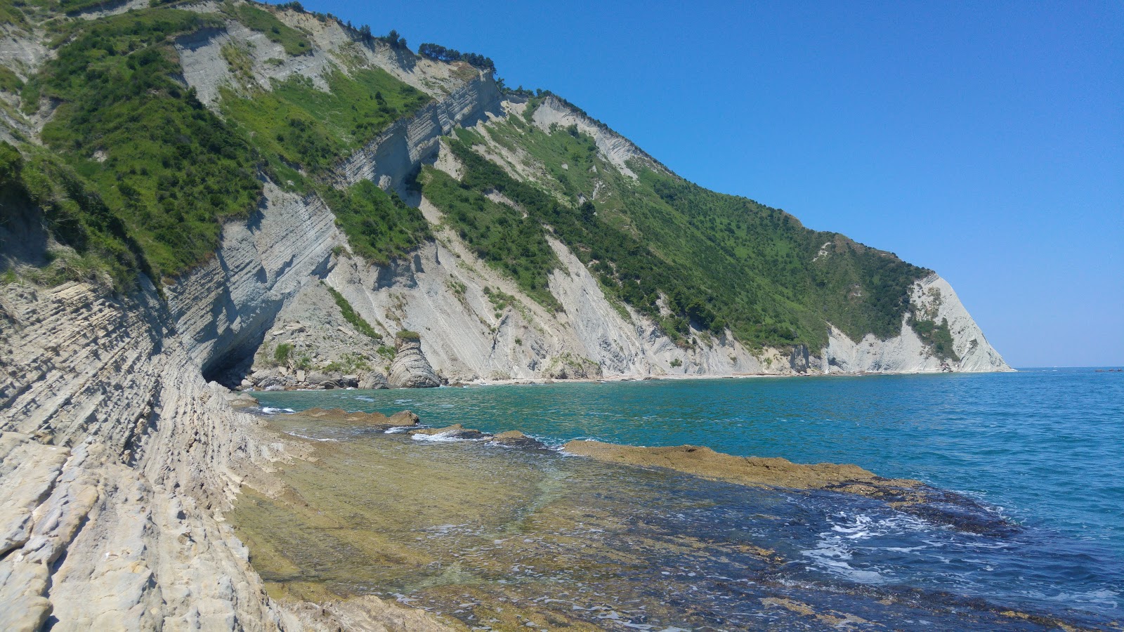Spiaggia del Trave的照片 带有蓝色纯水表面