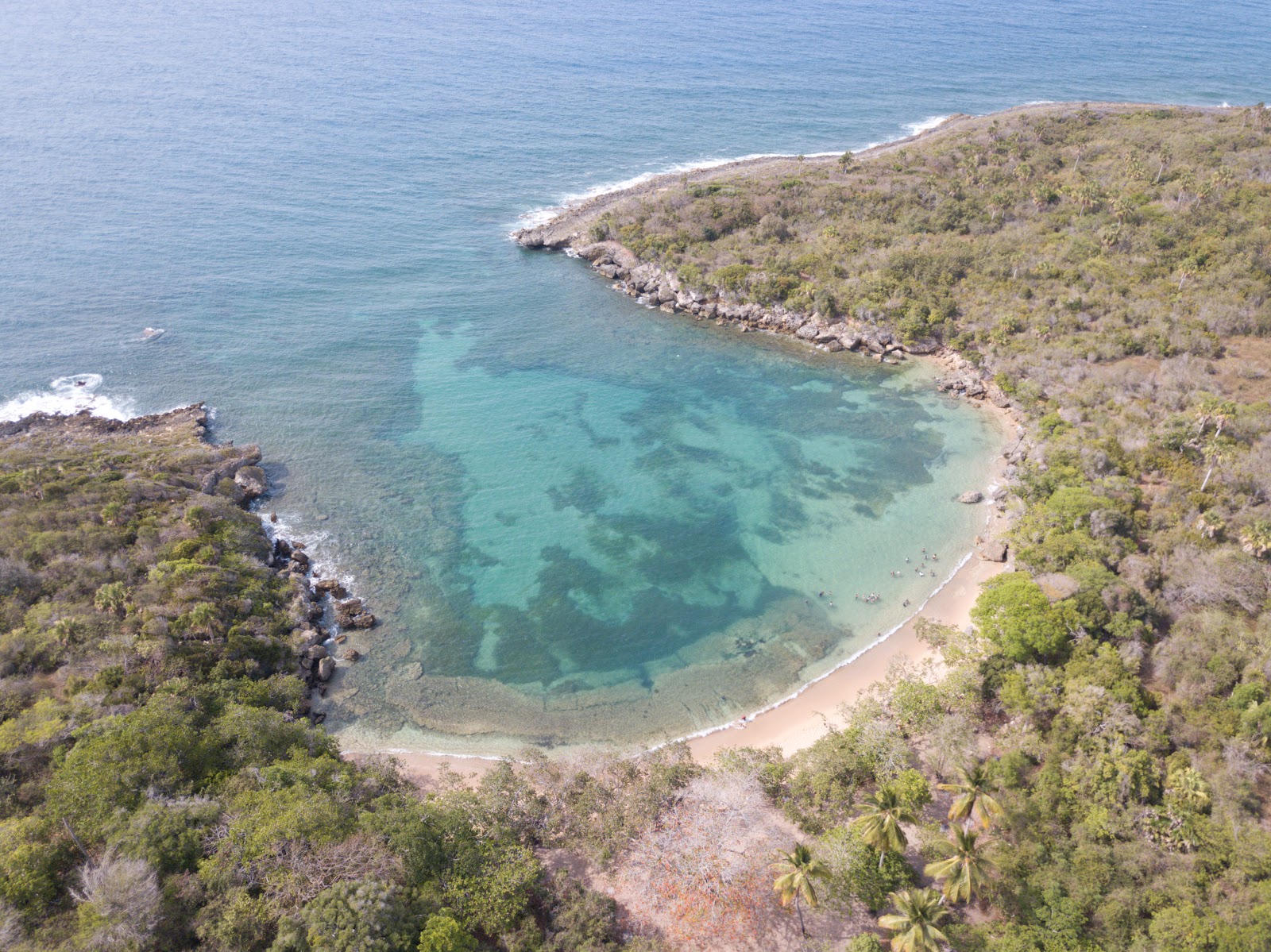 Foto van Playa de Cambiaso met ruime baai