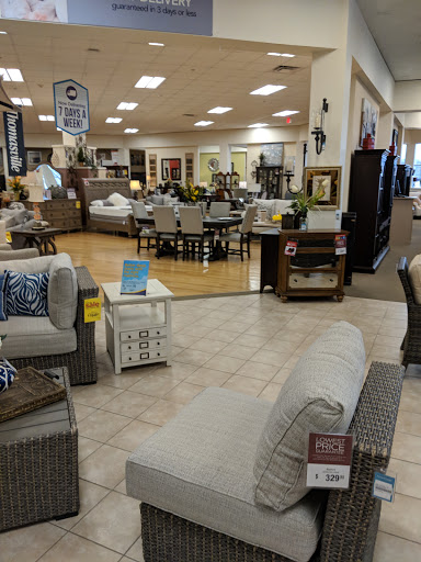Furniture Store «Raymour & Flanigan Furniture and Mattress Store», reviews and photos, 100 Highland Ave, Seekonk, MA 02771, USA