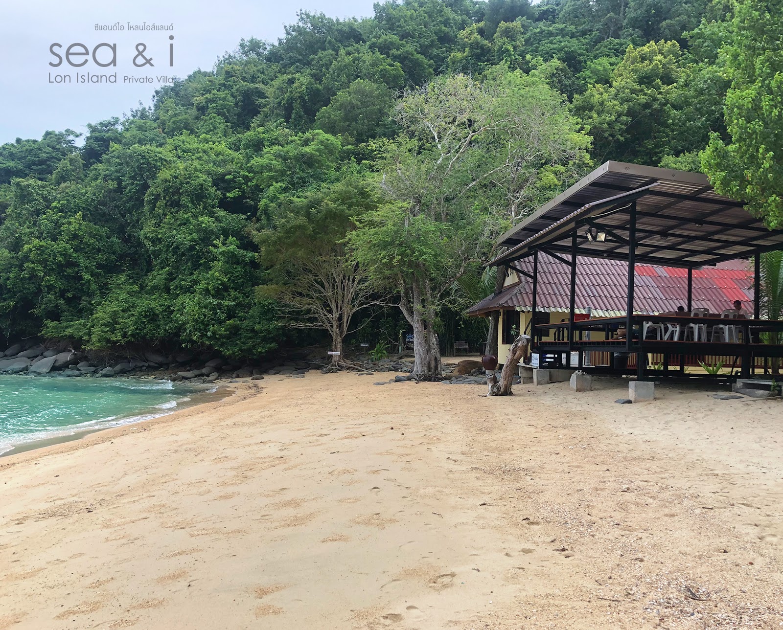 Fotografie cu Sea and I Lon Island Beach cu o suprafață de apa turcoaz