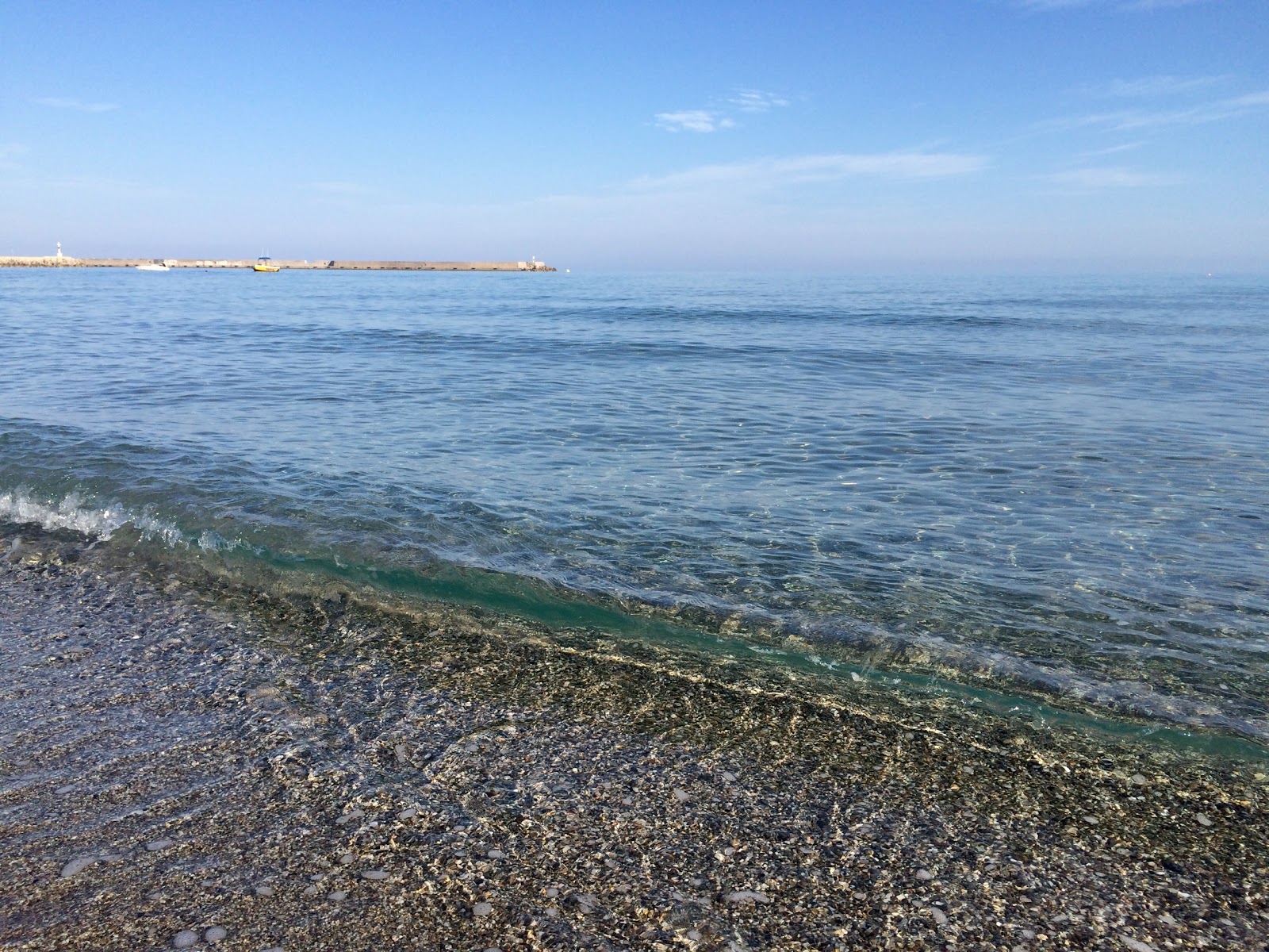 Rethymnon beach的照片 带有碧绿色纯水表面