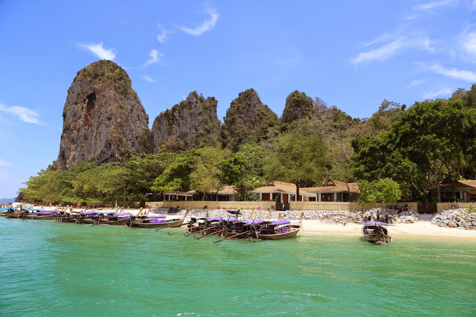 Phra Nang Mağara Plajı'in fotoğrafı dağlarla çevrili