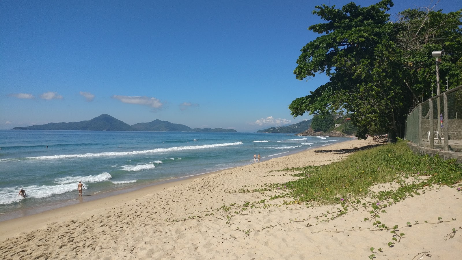 Foto di Spiaggia Vermelha sorretto da scogliere