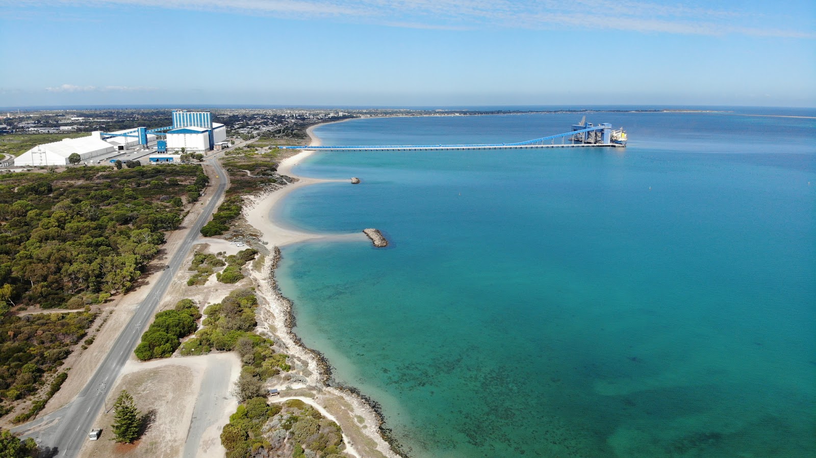 Kwinana Dog Beach的照片 带有宽敞的海岸线