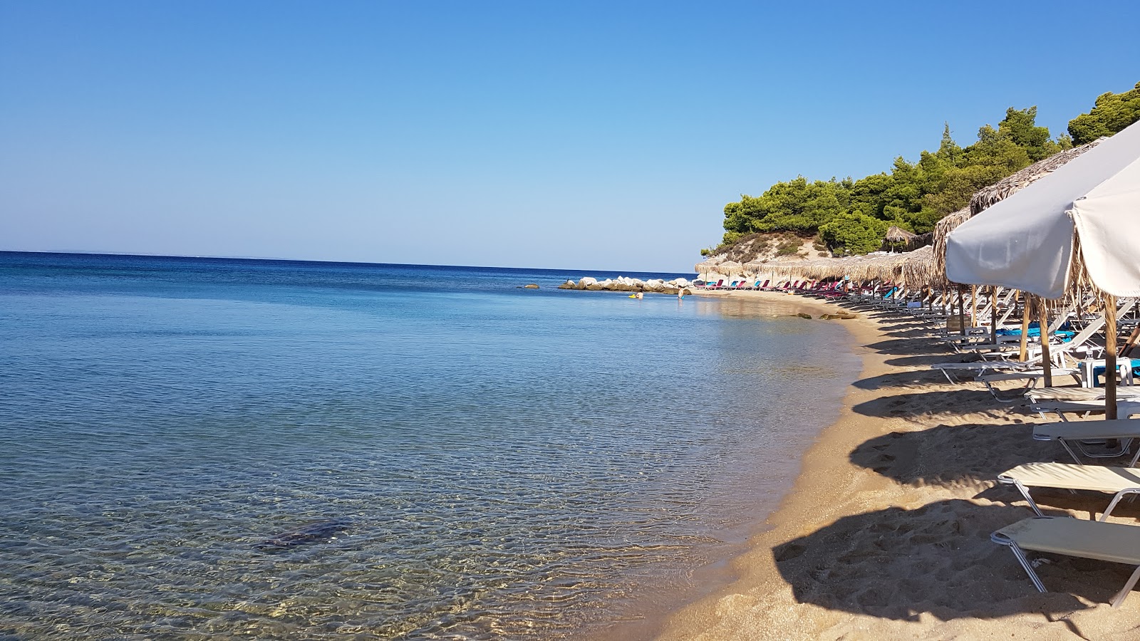 Foto av Kalogria beach med blå rent vatten yta