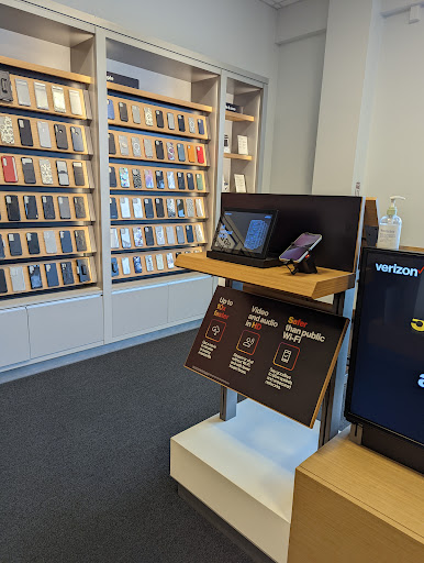 Cell Phone Store «Verizon», reviews and photos, 111 E Ogden Ave #105, Naperville, IL 60563, USA