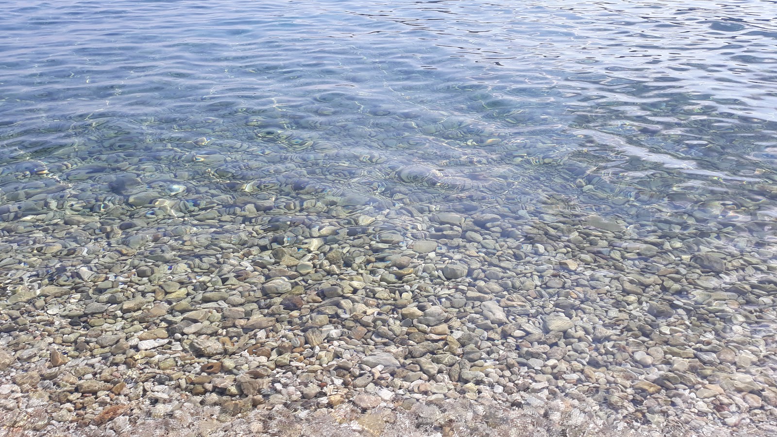 Foto van Kamari Beach met hoog niveau van netheid