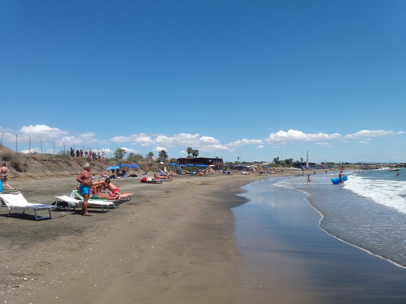 Fotografija Il Castello beach z rjavi pesek površino