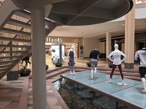 Shopping Mall «La Place Shopping Center», reviews and photos, 2101 Richmond Rd, Beachwood, OH 44122, USA