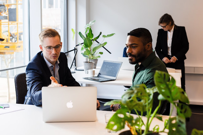 Kommentarer og anmeldelser af Univate Emil Holms Kanal