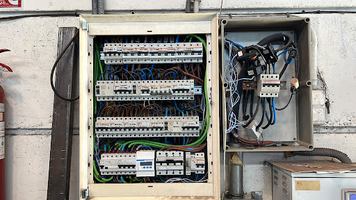 Eléctricas 24h - Urgencias Electricidad, Instalaciones en general, Fotovoltaicas, Averías, Electricidad Náutica en Badia Blava, Baleares
