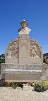 Statue de Charloun Rieu du Restaurant Le Jujubier à Les Baux-de-Provence - n°1