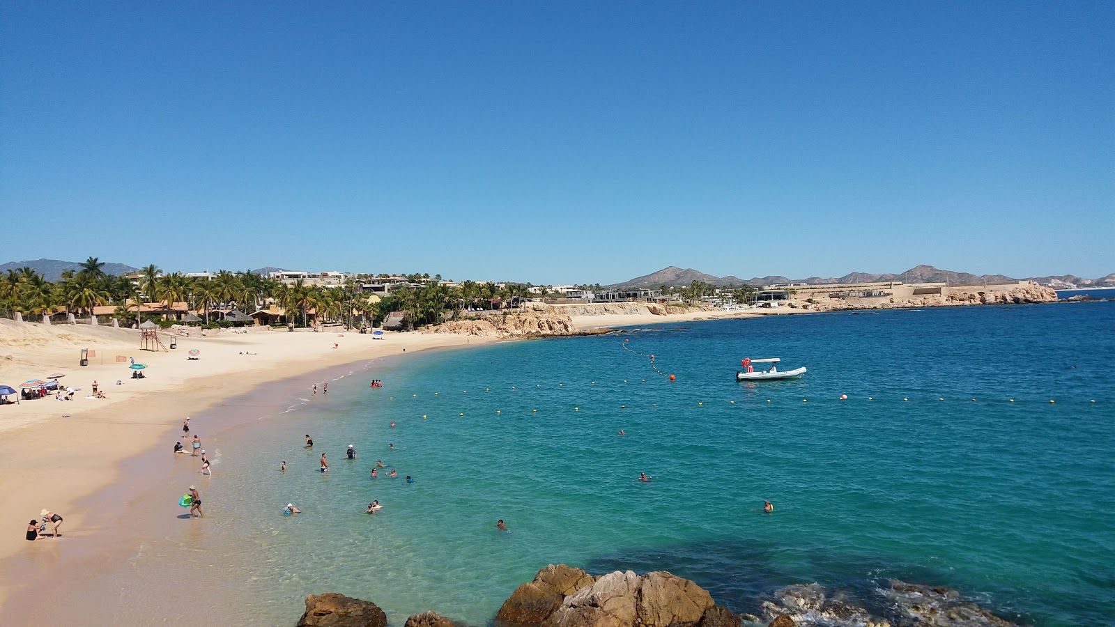 Photo de Playa el Chileno avec plusieurs moyennes baies