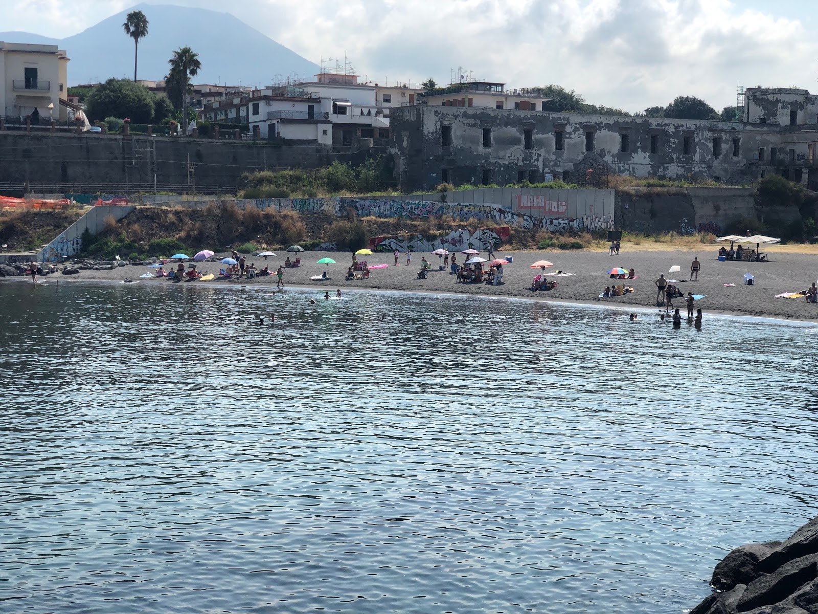 Spiaggia del Granatello的照片 带有微海湾