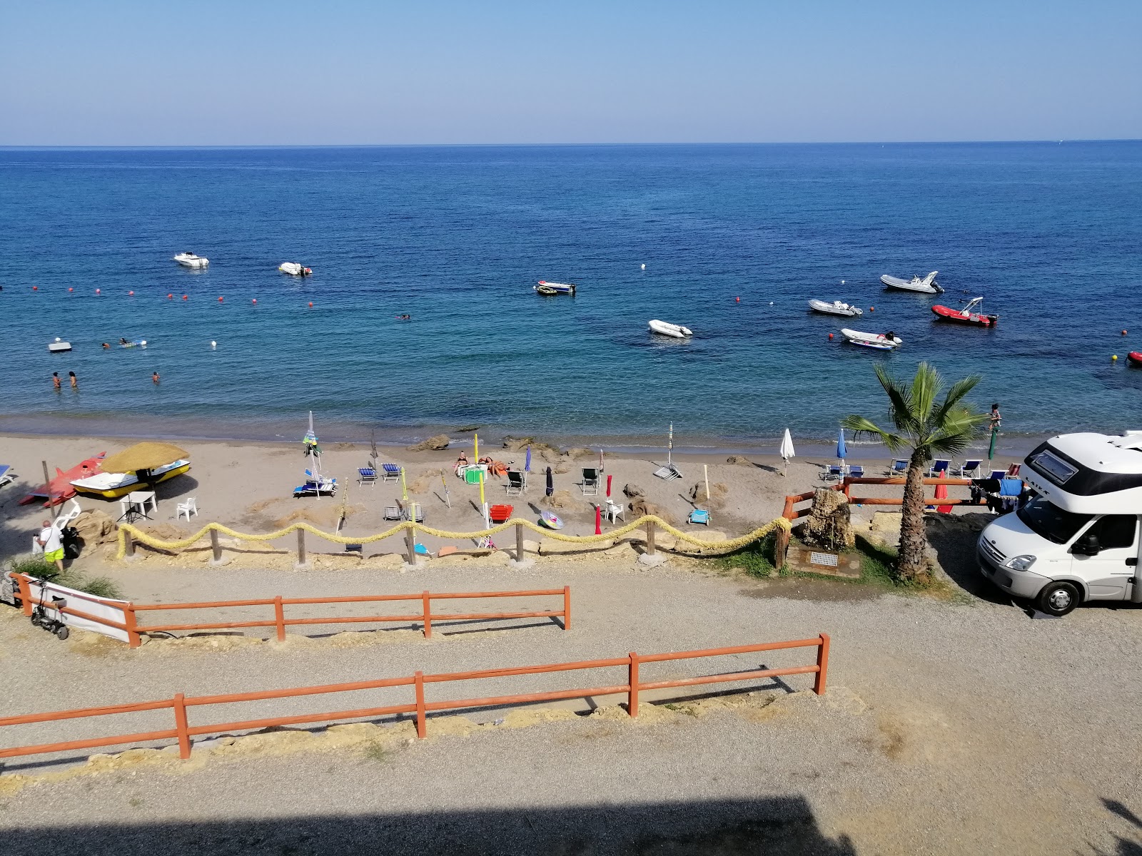 Φωτογραφία του Villaggio Camping Marinella με επίπεδο καθαριότητας εν μέρει καθαρό