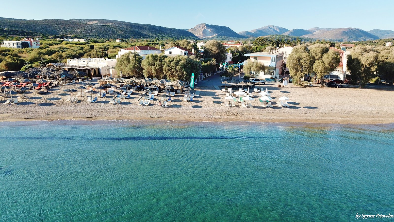 Foto van Paralia Komi met blauw puur water oppervlakte