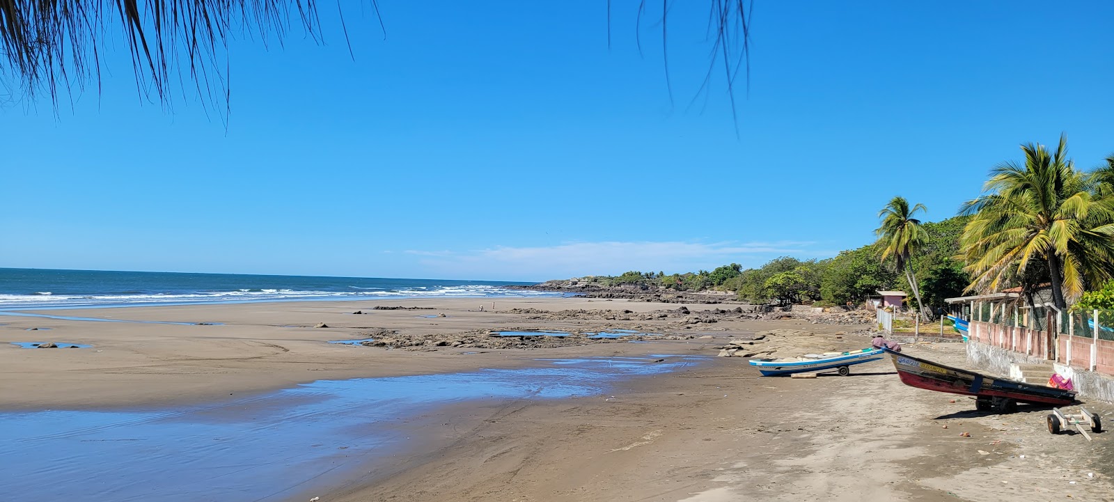 Negras beach'in fotoğrafı gri kum yüzey ile