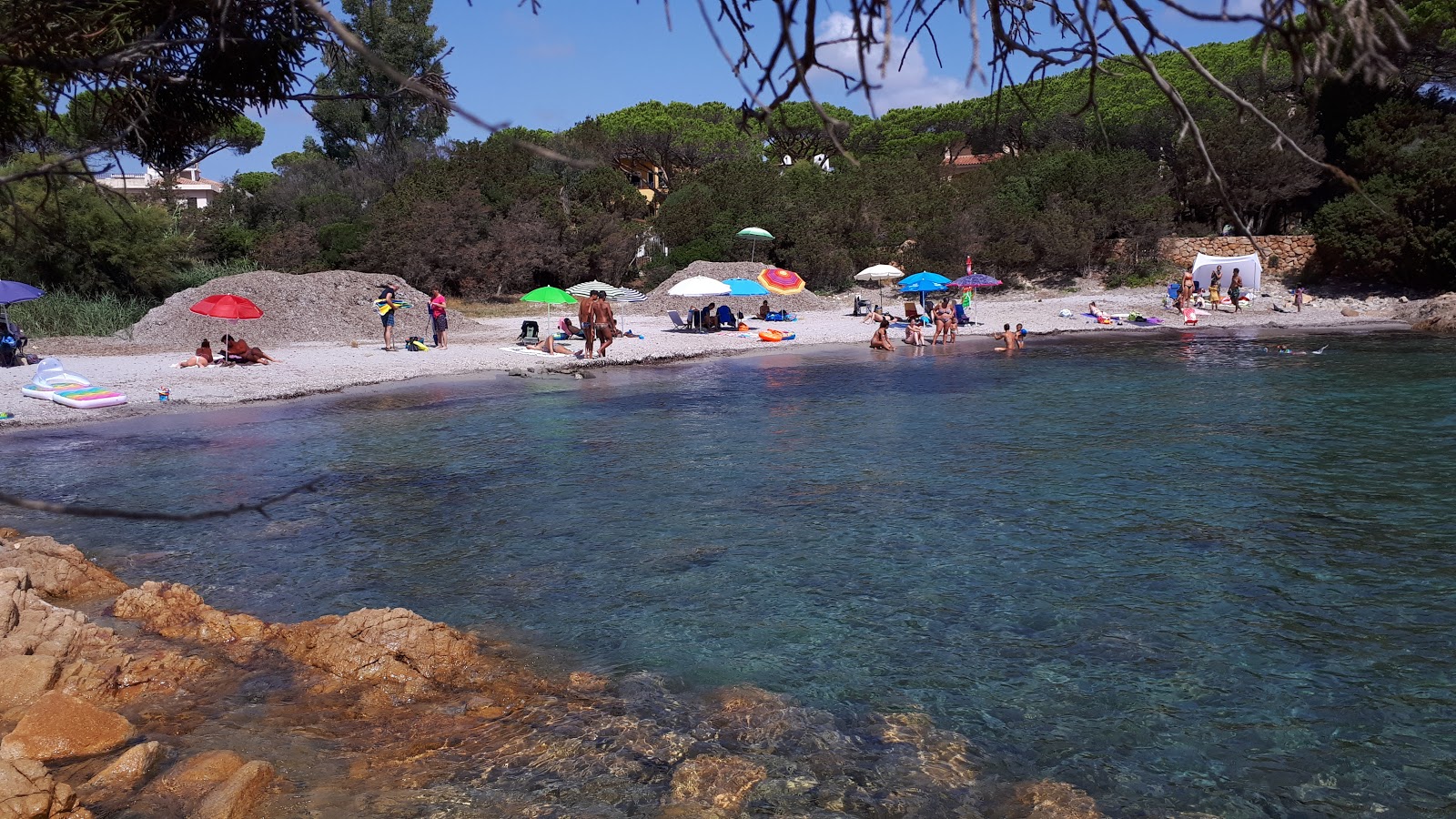 Spiaggia Mattanosa的照片 带有碧绿色纯水表面