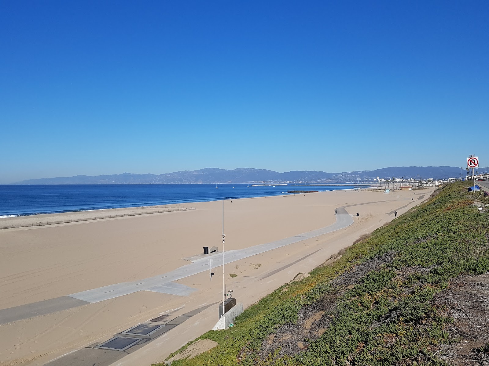Photo of Dockweiler Beach with very clean level of cleanliness