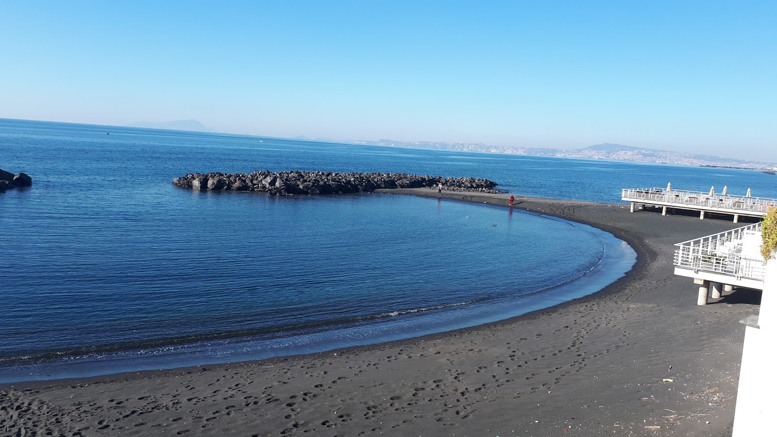Φωτογραφία του Spiaggia di via Litoranea II με μπλέ νερό επιφάνεια